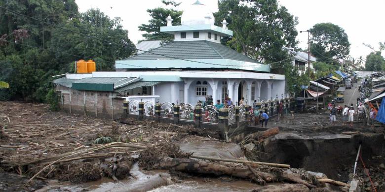 Gereja dan Masjid Rusak, Satu Jembatan Hanyut